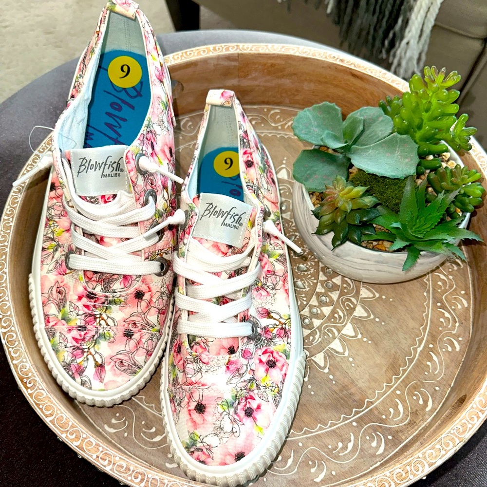NWOT - Blowfish Malibu slide in sneaker